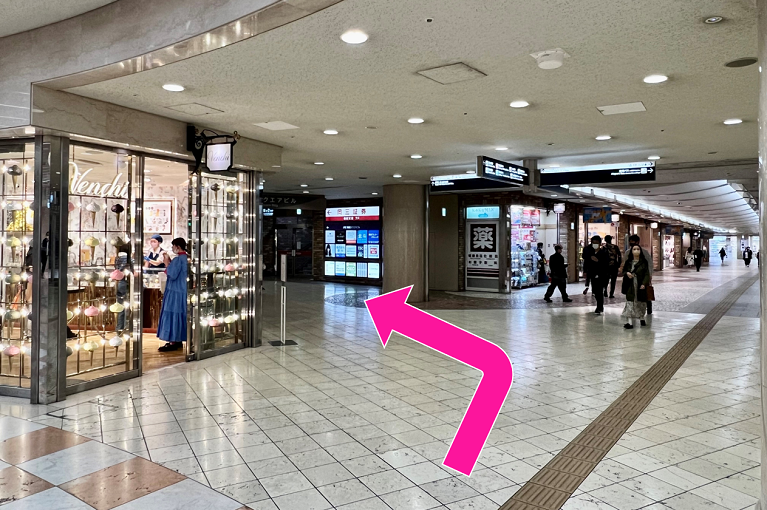 少し直進し、ジェラートのお店（Venchi）とコクミン薬局の間を左に曲がると梅田スクエアビルの入り口が見えます。
