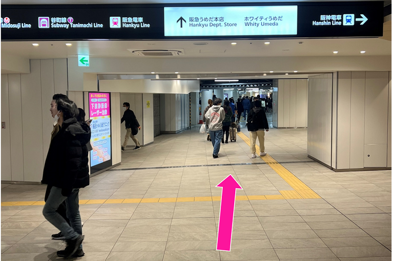 阪神百貨店地下1階入り口前の東広場です。 地下鉄御堂筋線 梅田駅の南改札方向へと進みます。